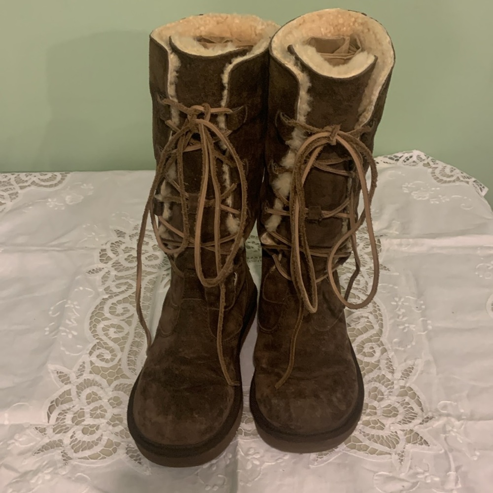 UGG BOOTS. Tall brown leather. Genuine sheepskin.S/N 5122.Size 8
